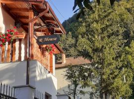 R-House, hotel cerca de First Romanian School Museum, Brasov