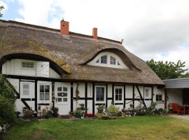 Ferienwohnung im historischen Bauernhaus, hotell med parkeringsplass i Neuendorf Heide