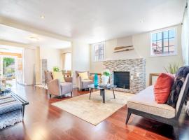 Beautifully decorated Leimert Park home close to USC and LAX, hotel in Los Angeles