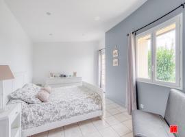 maison blanche piscine et petit déjeuner, Cama e café (B&B) em Châtellerault