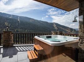 Luxury Alpine Residence with Hot Tub - By Ski Chalet Andorra, cabin sa Soldeu