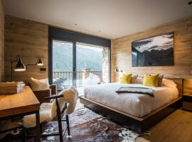 Luxury Ski Chalet Andorra, cabin in Soldeu