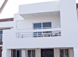 Casa vacacional a 5 min de la playa, 12 o más personas, hotel em Mazatlán