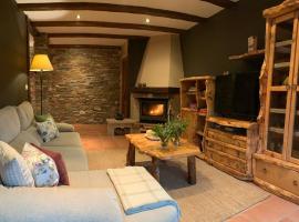 Chalet Rural Toñita 400 m playa piscina barbacoa chimenea, hotel em Bueu