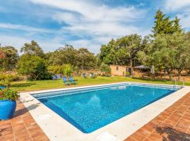 4 bedrooms villa with private pool and enclosed garden at Cortegana, hotel met parkeren in Cortegana