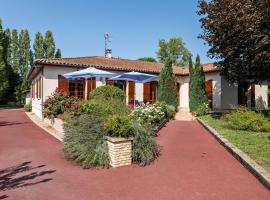 Beautiful villa with private garden in Pineuilh, casă de vacanță din Pineuilh