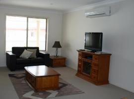 Breakaway Apartments, hotel with parking in Cowra