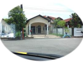 Addeen homestay, hotel para famílias em Kampong Kemaman