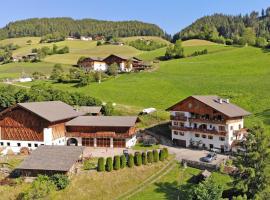 Veltierhof, hotel in Funes