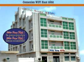 White Horse Hotel Cotonou: Agblangandan, Cotonou Cadjehoun Havaalanı - COO yakınında bir otel