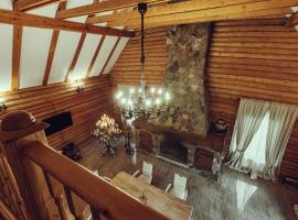 Candle House, hotel com piscina em Padure