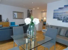 Seaview, Luxury apartment, 2 min walk to Porth Beach