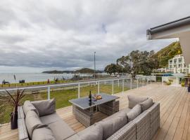 Waterfront Beach House - Paihia Holiday Home: Paihia şehrinde bir kulübe