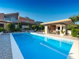 Villa Toni with 5 bedrooms and heated pool