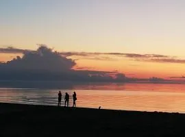 15 minutes from the Beach and city Center 7 minutes from the airport