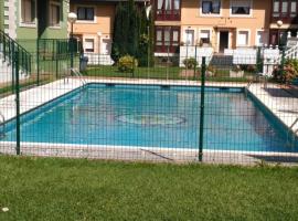 APARTAMENTO CON PISCINA, allotjament vacacional a Comillas