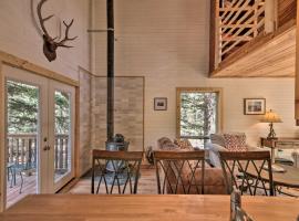 Woodsy Cabin Hideaway with Deck Hike, Fish, Escape, hotel en Bordenville