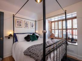 Stunning- The Nautilus Bungalow Cowes IOW, hotel in Cowes