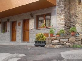 Apartamentos Rurales Les Martes, cheap hotel in Felechosa