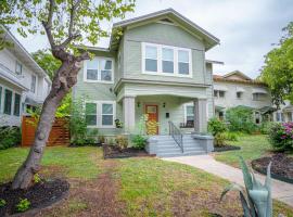 HUGE Remodeled 5BR 4BA House Sleeps 20 Downtown, feriehus i San Antonio