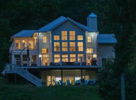 Modern Farmhouse Style Chalet with amazing Kentucky Lake views - Dock, Hottub and Firepit!, hótel í Waverly