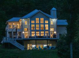 Modern Farmhouse Style Chalet with amazing Kentucky Lake views - Dock, Hottub and Firepit!, hotel in Waverly