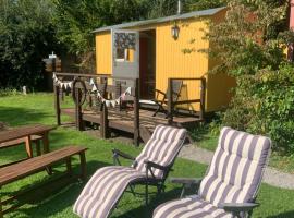 The Hideaway at Duffryn Mawr Self Catering Cottages, hotel in Cowbridge