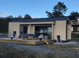 Hytte med sjøutsikt og 20 min fra dyreparken, hotell i Grimstad