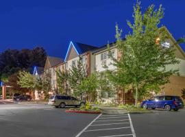 Comfort Inn & Suites Tualatin - Lake Oswego South, hotel con estacionamiento en Tualatin