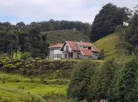 Chácara com Wi-Fi, churrasqueira e lazer em Cunha