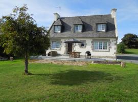 En Bretagne, villa de 2 à 8 pers , meublé de tourisme 3 étoiles nichée dans un écrin de verdure à 2500m de la plage, casa de campo em Ploumilliau