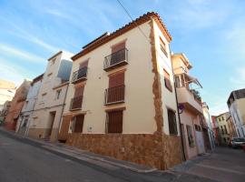 Casa rural con terraza en Cabanes - Mar y montaña - Ideal para grupos y familias, hotel i Cabanes