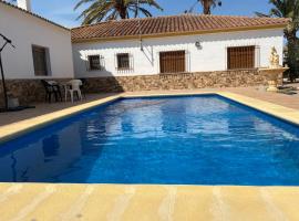 Chalet con piscina privada de 4 dormitorios Las Herrerias -cerca de Vera Playa-, ξενοδοχείο σε Cuevas del Almanzora