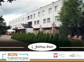 Pensjonat "Jodłowy Dwór"، فندق عائلي في Bieliny