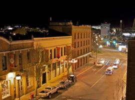 Urban Den, hotel cerca de Mcpherson Theatre, Victoria