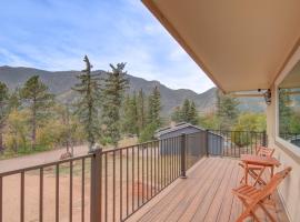 *Home Away From Home Cabin in the Mountains*, hotel in Cascade-Chipita Park