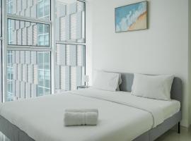 Fully Furnished with Modern Design 1BR Brooklyn Apartment By Travelio, hotel v destinaci Dongkal Dua