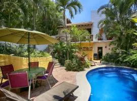 Dos Amigos Spacious 4BR with Pool and Garden 1 block from Beach New Listing
