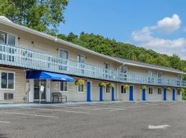 Econo Lodge Lee - Great Barrington、リーの駐車場付きホテル