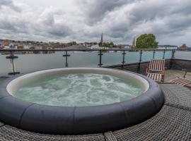 Central Penthouse with Hot Tub & Views 23 – hotel w mieście Cheltenham