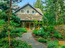 Whispering Pines Retreat, villa in Eastsound