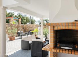 Modern Holiday Home in Lisbon with private Pool Jacuzzi Casa Aur lie, vacation rental in Almogade