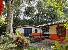 Compostela cabaña privada (private cabin for rent), lomamökki kohteessa Jardin