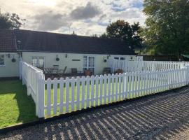 woodpecker cottage at frog trotters cottages, hotel in Hartpury