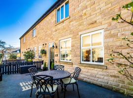 Buxton centre cosy cottage with free secure parking, hotel near Buxton Opera House, Buxton