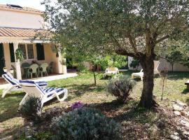 Le clos de la Plage - Villa vintage avec jardin privatif- 500m de la plage - 6 personnes, hotel in Dolus-d'Oléron