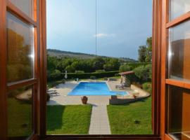 Luxury Villa with pool by Varental, semesterhus i Melezzole