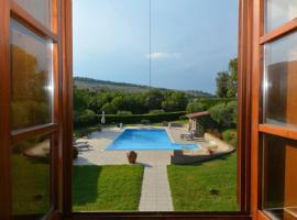 Luxury Villa with pool by Varental, casa de temporada em Melezzole