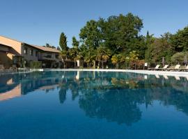 Logis Hotel Restaurant SPA Les Oliviers, hotel u gradu Loriol sur Drom