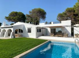 BiniFa - Lovely luxury villa few steps from the sea, familjehotell i Binibeca